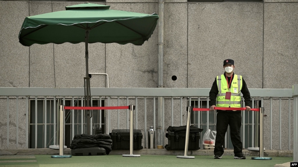 一名保安在北京海淀区四通桥旁的路口站岗。（2022年10月14日）(photo:VOA)