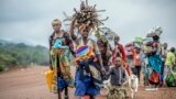 Residents flee fighting between M23 rebels and Congolese forces near Kibumba, some 20 kms ( 12 miles) North of Goma, Democratic republic of Congo, Oct. 29, 2022. 