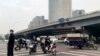 VOA连线：北京高架桥挂出反习横幅 小民 : 这是对习近平准备连任的反感与否定