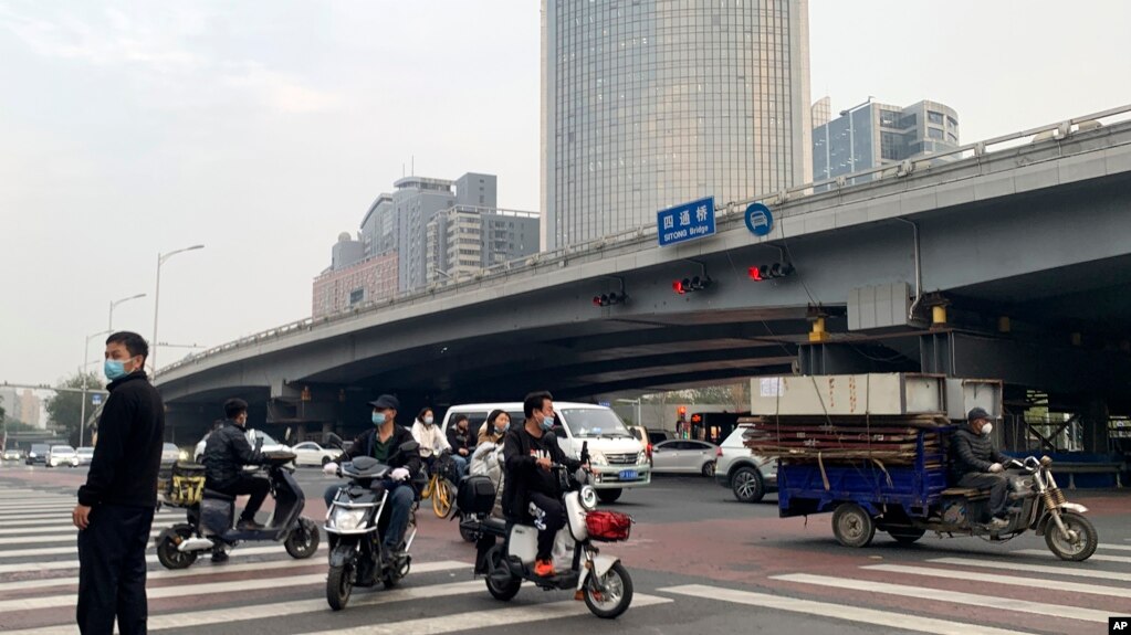 北京海淀区四通桥2022年10月13日有人悬挂要求习近平下台的横幅。互联网监管人员迅速删除在社交媒体平台广泛传播的横幅照片。图为桥上横幅被清理后的四通桥下。(photo:VOA)
