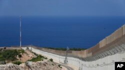 ARCHIVO - El muro en la frontera de Israel con el Líbano, se ve a la derecha, con el mar Mediterráneo en la distancia. en Ras Hanikra, Israel, 14 de octubre de 2022.