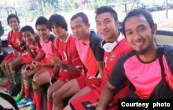 Dipo Alam (kedua dari kanan) sewaktu masih bermain di Timnas Indonesia (dok. pribadi)