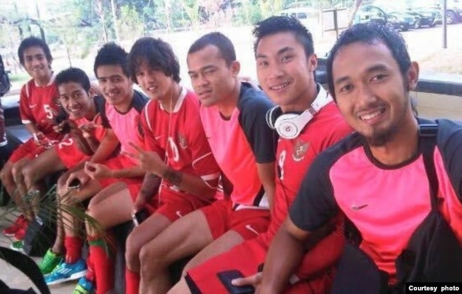 Dipo Alam (kedua dari kanan) sewaktu masih bermain di Timnas Indonesia (dok. pribadi)