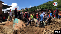 Los vecinos participan en las labores de rescate.