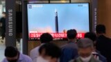 Màn hình TV ở Hàn Quốc chiếu cảnh Triều Tiên phóng tên lửa ngày 28/9/2022. 