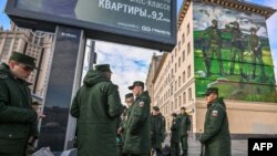 Фото: російські військові на вокзалі в Москві, 16 жовтня 2022 року (Photo by Yuri KADOBNOV / AFP)