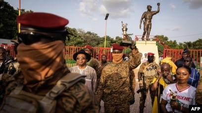 Le 30 septembre, un nouveau putsch a porté au pouvoir Ibrahim Traoré, afin de "recentrer la transition sur les urgences sécuritaires", selon la junte.