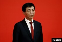 中共中央政治局常委会成员王沪宁在中共二十大闭幕后与媒体见面。（2022年10月23日）