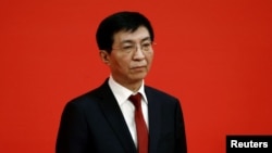 中共中央政治局常委会成员王沪宁在中共二十大闭幕后与媒体见面。（路透社2022年10月23日）