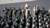 En esta imagen proporcionada por el sitio web oficial de la oficina del líder supremo de Irán, el ayatolá Ali Jamenei, se ve a Jamenei, en el centro, pasando revista a cadetes de las fuerzas armadas durante su ceremonia de graduación, en Teherán, el lunes 3 de octubre de 2022. 