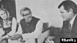 ১৯৭২ সালে ঢাকা সফরকালে বঙ্গবন্ধুর সাথে যুক্তরাষ্ট্রের সিনেটর টেড কেনেডি। 