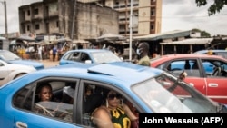 Picha hii yaonyesha taxis katika kitongoji cha Yopougon mjini Abidjan, Juni 16, 2021. Picha ya AFP