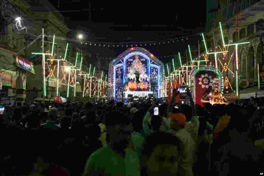 بھارت میں ہندو مذہب کا بڑا تہوار &#39;دسہرہ&#39; جوش و خروش کے ساتھ منایا جا رہا ہے۔