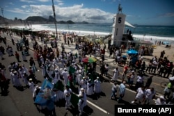 Umat penganit berbagai agama ikut pawai Bela Kebebasan Beragama di Pantai Copacabana di Rio de Janeiro, Brazil, Minggu, 18 September 2022. (Foto: AP/Bruna Prado)