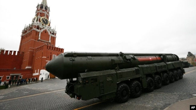 Një raketë ndërkontinentale ruse Topol M