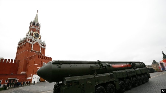 Një raketë interkontinentale ruse Topol M gjatë një parade në Moskë