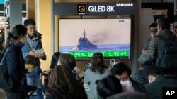 Layar TV menunjukkan gambar kapal angkatan laut Korea Selatan dalam program berita di Stasiun Kereta Api Seoul di Seoul, Korea Selatan, Senin, 24 Oktober 2022. (AP/Ahn Young-joon)