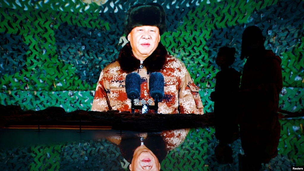 北京的中国军事博物馆内的大屏幕显示中国领导人习近平对军队讲话。（2022年10月8日）(photo:VOA)
