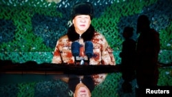 北京的中國軍事博物館內的大屏幕顯示中國領導人習近平對軍隊講話。（2022年10月8日）