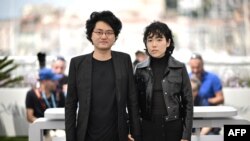 រូបឯកសារ៖ លោក ជូ ដាវី (Davy Chou) (ឆ្វេង) ផលិតករភាពយន្តខ្មែរបារាំង និងនាង Park Ji-Min តារាសម្តែងបារាំង ថតរូបក្នុងមហោស្រពភាពយន្ត Cannes លើកទី ៧៥ នៅប្រទេសបារាំង កាលពីថ្ងៃទី ២៣ ខែឧសភា ឆ្នាំ ២០២២។