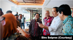 Presiden Joko Widodo bersama teman-teman semasa kuliah melihat foto pada saat momen wisuda di tahun 1985 di Kawasan Ambarrukmo, Kabupaten Sleman, Minggu, 16 Oktober 2022. (Foto: Biro Setpres/Laily Rachev)