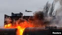 Ruski vojni avion nadleće granatirano železničko čvorište u gradu Šahtararsku blizu Donjecka, 27. oktobra 2022. 