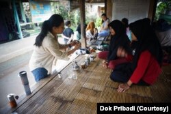 Mahniwati (kiri) mengajari beberapa remaja Desa Pawang Tenun, kecamatan Bayan, Lombok utara, cara meracik kopi secara manual. (Foto: Dok Pribadi)