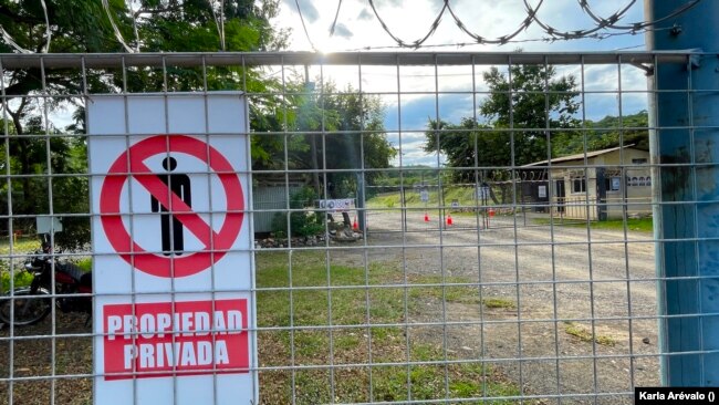 Entrada a mina Cerro Blanco, ubicada a 5 kilómetros del pueblo de Asunción Mita en Guatemala.