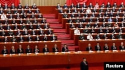 지난 16일 베이징 인민대회당에서 진행된 제20차 중국 공산당 전국대표대회 개막 일정 참가자들이 시진핑(앞) 국가주석을 향해 박수하고 있다. 