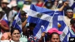 Manifestantes antigubernamentales marchan el Día de la Independencia en San Salvador, El Salvador, el 15 de septiembre de 2022.