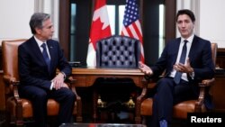 Premye Minis Kanadyen an Justin Trudeau ak Sekrete d Eta Antony Blinken pandan yon rankont bilateral nan Ottawa, Ontario, Kanada, 27 Oktob, 2022. 