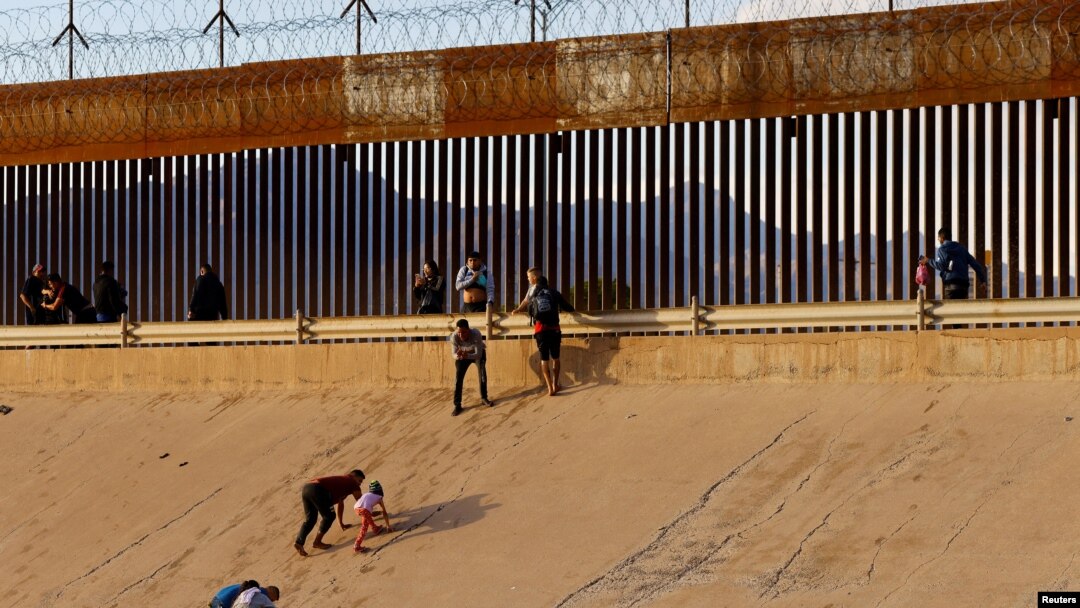 Migrantes que buscan asilo, en su mayoría de Venezuela, salen del río Bravo después de cruzarlo para entregarse a los agentes de la Patrulla Fronteriza de EE. UU. México, 6 de octubre de 2022 REUTERS/José Luis González
