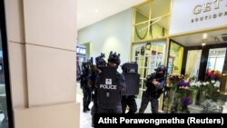 Petugas polisi pasukan khusus dalam simulasi krisis darurat latihan penembakan massal teroris untuk menghadapi KTT regional APEC mendatang pada bulan November, di Bangkok, Thailand, 19 September 2022. (Foto: REUTERS/Athit Perawongmetha)