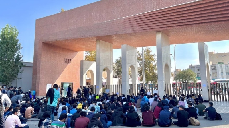 خفقان در دانشگاه‌های ایران؛‌ از اخراج پس از «آویختن عروسک موش» تا محرومیت به دلیل آتش زدن پرچم رژیم