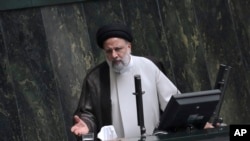 Presiden Iran Ebrahim Raisi berpidato di depan parlemen dalam sesi mosi percaya untuk calon Menteri Tenaga Kerjanya, di Teheran, Iran, 4 Oktober 2022. (AP/Vahid Salemi)
