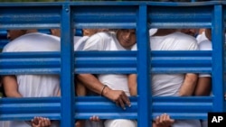 ARCHIVO - Un grupo de reos permanece bajo custodia policial en Soyapango, El Salvador, el 7 de octubre de 2022.