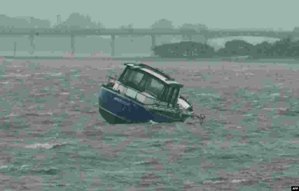 Un barco se mece en las olas en el Golfo de México en Dunedin, Florida, antes de que el huracán Ian toque tierra el 28 de septiembre de 2022.