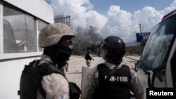 Polis Nasyonal Ayiti deplwaye gaz lakrimojen pandan yon manifestasyon pou mande demisyon Premye Minis Ariel Henry, 17 Oktob, 2022. 