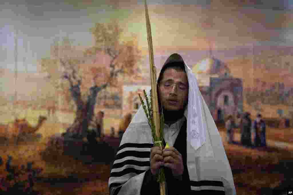 An ultra Orthodox Jewish man prays in a Sukkah, a temporary structure built for the Jewish holiday of Sukkot in Rachel&#39;s Tomb, in the West Bank town of Bethlehem.