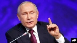 Ông Vladimir Putin nói lững lờ nước đôi để có thể thay đổi, nhích lằn ranh giới đó về phía sau, tùy theo tình thế. 