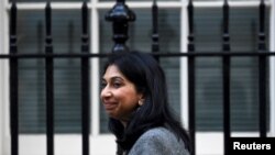 Menteri Dalam Negeri Inggris Suella Braverman berjalan di luar 10 Downing Street di London, Inggris, pada 18 Oktober 2022. (Foto: Reuters/Toby Melville)