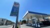 Una estación de combustible de la firma Chevron muestra los precios del día en Los Ángeles, en California, EEUU, el 30 de mayo de 2022.