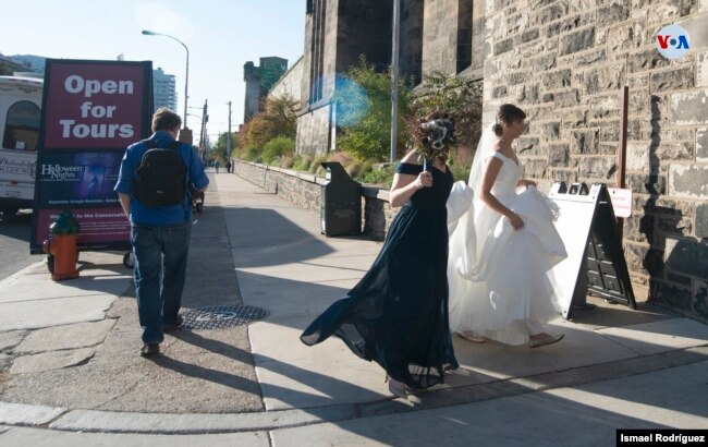 No faltan quienes llegan hasta el lugar para celebrar bodas y retratarse en días especiales. [Foto: Ismael Rodríguez]