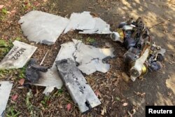 Bagian dari kendaraan udara tak berawak, yang oleh pihak berwenang Ukraina dianggap sebagai "drone kamikaze" buatan Iran, Shahed-136, terlihat setelah serangan Rusia terhadap fasilitas penyimpanan bahan bakar di Kharkiv, Ukraina, 6 Oktober 2022. (Foto: : Reuters)