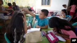 Niños de jardín de infantes venezolanos asisten a clases gratuitas en Happy Children's, una escuela para niños migrantes venezolanos, en La Parada, cerca de Cúcuta, Colombia, el miércoles 6 de octubre de 2021.