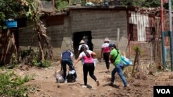 "Venimos del estado de Guárico": voluntarios recorren la zona cargados de enseres para los damnificados.