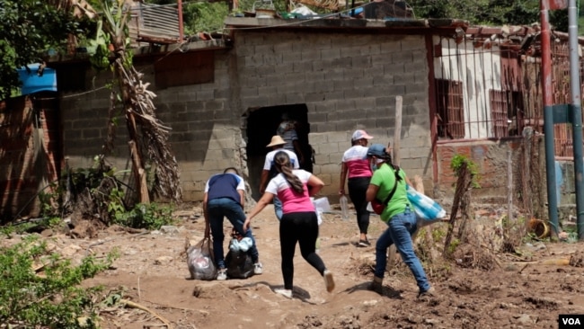 "Venimos del estado de Guárico": voluntarios recorren la zona cargados de enseres para los damnificados.