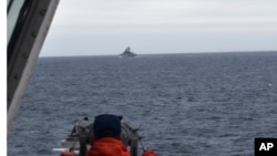 美联社发布的由美国海岸警卫队提供的照片显示美国海警巡逻舰“金博尔号”在白令海水域观察到的中国舰船。(2022年9月19日）