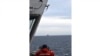 资料照片：在美国海岸警卫队提供的这张照片中，海岸警卫队金博尔号巡逻舰的一名船员在白令海观察一艘外国船只。(2024年7月10日)