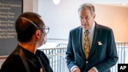 Paul Pelosi, kanan, suami Ketua DPR Nancy Pelosi, mengikuti istrinya (tidak digambarkan) saat dia tiba untuk konferensi pers mingguannya di Capitol Hill di Washington, 17 Maret 2022. (Foto: AP)